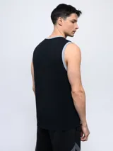 Musculosa deportiva Umbro color negro con cuello y sisas en gris. Presenta el logo de la marca bordado en el pecho.