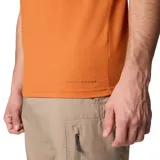 Remera de manga corta Columbia, color naranja, con cuello redondo y logo de la marca estampado en el pecho. Confeccionada con tecnología Omni-Shade UPF 50 y Omni-Wick para protección solar y evaporación de humedad.