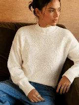 Sweater polera marrón de punto con diseño de flores bordadas al tono en el frente y las mangas.
