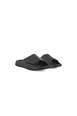 Sandalias tipo slide marca Ecco modelo Cozmo, confeccionadas en cuero natural liso color negro. Poseen una correa ancha ajustable, forro y plantilla de ante, y suela de poliuretano ligera y flexible.