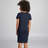 Camisón azul marino de corte recto, con mangas cortas y estampado frontal con la frase "Best Mother Ever". Cuenta con abertura frontal para facilitar la lactancia.
