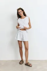 Short blanco con cintura elastizada y bolsillos laterales.