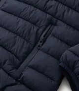 Campera puffer ultraligera de cuello alto con cierre frontal por cremallera y bolsillos laterales. Diseño acolchado con acabado liso.