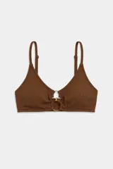Top de bikini color marrón con textura acanalada, tirantes regulables y detalle de aros metálicos dorados entrelazados en el centro del escote.