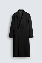 Abrigo largo de corte relajado en color negro, confeccionado en tejido con viscosa. Presenta un diseño de botonadura cruzada, cuello con solapas de pico, manga larga con puños abotonados y bolsillos laterales de vivo. Incluye una abertura en el centro de la espalda y un bolsillo interior.