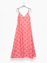 Vestido largo de corte fluido con escote en V profundo y finos breteles. Presenta un estampado animal print combinado con rayas y un detalle decorativo de flor en cobre en el centro del escote.