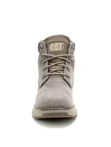 Bota Caterpillar modelo Pursue, color gris carbón, con capellada de nobuk y gamuza. Cuenta con suela inspirada en tractores Caterpillar, entresuela de EVA, amortiguación en el talón y cuello acolchado.