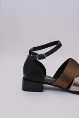 Sandalias de cuero color marrón, con combinaciones de color beige y naranja. Tiene tira ajustable con hebilla en el tobillo y taco bajo.