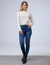 Jean elastizado de tiro alto y pierna skinny, marca One Five One. Tiene pretina con pasadores, botón y cierre. Delantera y trasera con bolsillos.