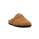 Zuecos estilo Birkenstock de color camel, con capellada cerrada, tira ajustable con hebilla metálica lateral y suela de corcho y goma.