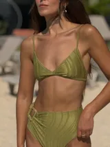 Bombacha de bikini tiro alto, modelo vedetina con hebilla decorativa de resina y forro.