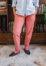 Bombacha de campo confeccionada en lino y algodón color coral, con cierre reforzado y botones de madera.