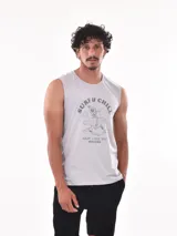 Musculosa gris con estampado de un esqueleto surfeando y texto "Surf & Chill".