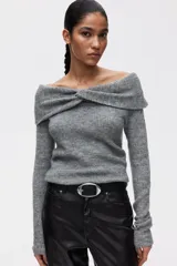 Buzo de punto acanalado con escote off-the-shoulder y detalle de nudo frontal. Presenta mangas largas y diseño ajustado.