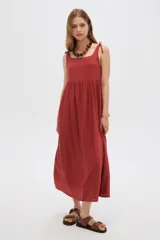Vestido midi de viscosa, color bordó, con cuello cuadrado, tirantes ajustables con lazo y diseño holgado.