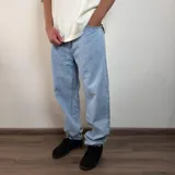 Pantalón de jean corte mom oversize en color celeste claro, con diseño de tiro medio y ajuste holgado en las piernas.