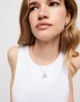 Cadena corta de eslabones rectangulares bañada en plata de ley.