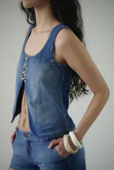 Top de jean color gris oscuro, con escote cuadrado y cierre frontal trenzado con cordones negros.