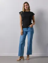 Blusa blanca de algodón y modal, marca Catherine Malandrino, con cuello redondo y mangas cortas con apliques de crochet.