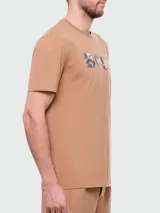 Remera blanca de algodón con logo BOSS estampado en el frente con efecto de camuflaje en tonos grises. Corte regular fit.
