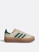 Championes Adidas Gazelle Bold para mujer, color beige con detalles en verde oscuro y suela de goma marrón de triple plataforma.