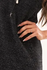 Vestido corto de tejido con hilo combinado con lúrex, de silueta recta y escote redondo, sin mangas, con flecos en el ruedo dispuestos en diagonal.