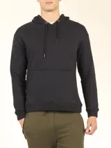 Sweater deportivo con capucha y cordones ajustables, bolsillo canguro frontal. Color verde oliva jaspeado.