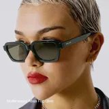 Lentes de sol unisex con armazón rectangular de policarbonato en color verde oliva traslúcido. Presentan lentes polarizados en tono verde oscuro con protección UV 400 categoría 3.