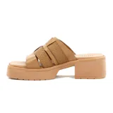 Sandalia color beige con plataforma y taco cuadrado. Presenta tres tiras anchas en la capellada, con detalle de textura tejida en la tira central.