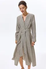 Vestido midi de manga larga con estampado geométrico, cuello mao abierto, botones ocultos en la parte delantera y puños abotonados. Incluye un cinturón de anudar para ajustar en la cintura.
