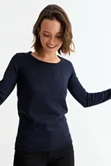 Sweater de punto fino con acabado brillante, cuello redondo y mangas largas, de corte ajustado.