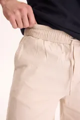Bermuda de gabardina con spandex, cintura elastizada y cordón ajustable, de corte recto y color azul marino.