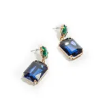 Par de aros colgantes con base dorada y dos gemas rectangulares facetadas, una verde esmeralda y otra azul zafiro.