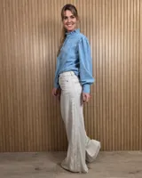 Jean de tiro medio en denim color tostado, con diseño de pierna ancha estilo wide leg y bolsillos traseros.