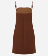 Vestido corto marrón de poliéster y elastano, corte sastrero, con escote recto, breteles finos, recorte en el busto y aberturas laterales.