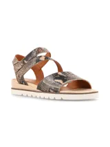 Sandalias de cuero con estampado de serpiente, tiras cruzadas y suela dentada en tonos beige y blanco.