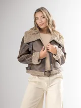 Campera marrón con cuello y puños de piel sintética color beige.