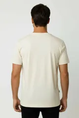 Remera de manga corta y cuello redondo, color blanco, de corte holgado, con estampa pequeña de un velero en el pecho.