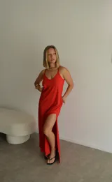 Vestido largo negro de viscosa, con escote en V y tirantes finos.