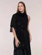 Pashmina de gasa negra con apliques de brillos formando diseños circulares y ondas, marca Jessica McClintock.