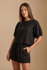 Blusa negra de viscosa y poliéster, de corte recto y suelto, con cuello redondo y mangas cortas abullonadas con terminación elástica.