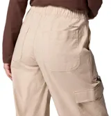 Pantalón cargo de corte holgado en color beige, con cintura de tiro medio, múltiples bolsillos laterales tipo cargo y bolsillos frontales. Presenta un diseño funcional con anillo en D y puños ajustables en los tobillos.