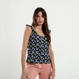 Blusa negra con estampado de flores celestes y hojas verdes, con breteles finos con volados.