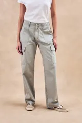 Pantalón cargo color verde oliva, de corte recto y tiro bajo, con bolsillos laterales con solapa y bolsillos delanteros diagonales.