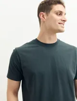 Remera verde militar de manga corta y cuello redondo.