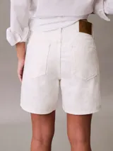Short de jean Calvin Klein de corte relajado y talle alto, con diseño clásico de cinco bolsillos y cierre de botón y cremallera.
