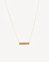 Gargantilla dorada con cadena fina y dije rectangular con cuatro corazones calados.