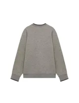 Buzo de cuello redondo color gris melange, con estampa frontal de la marca Autry en tipografía universitaria. Presenta detalles de ribete a rayas en el cuello y los puños, con costuras reforzadas en el escote.