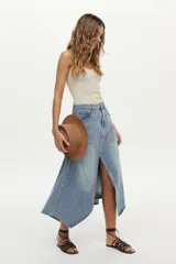 Falda midi de denim celeste con diseño de paneles y tajo frontal.