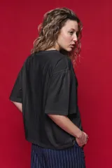 Remera boxy fit de algodón color negro, con silueta amplia y relajada, hombros caídos y mangas amplias.